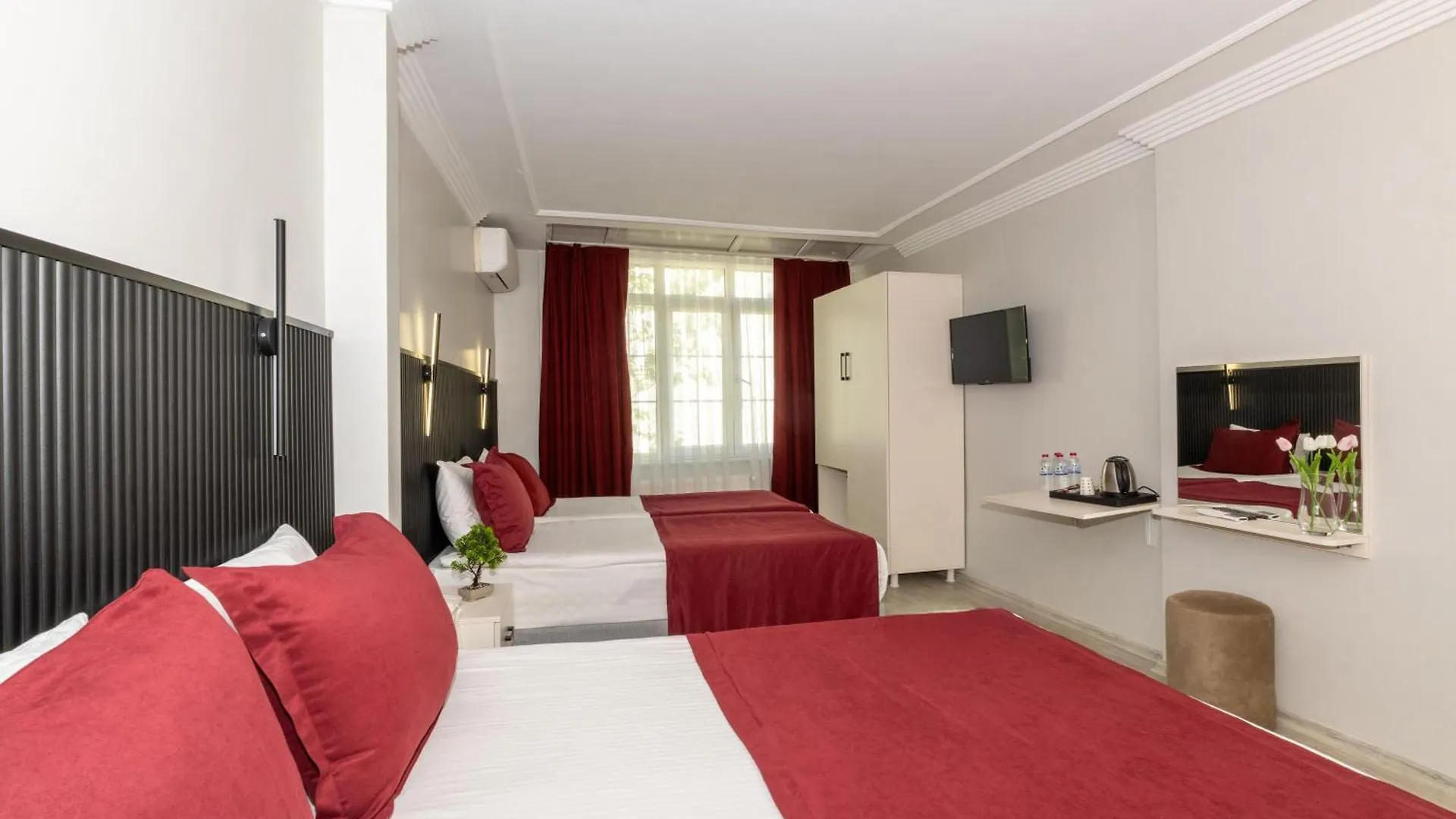 Istanbul Holiday Hotel 3*,