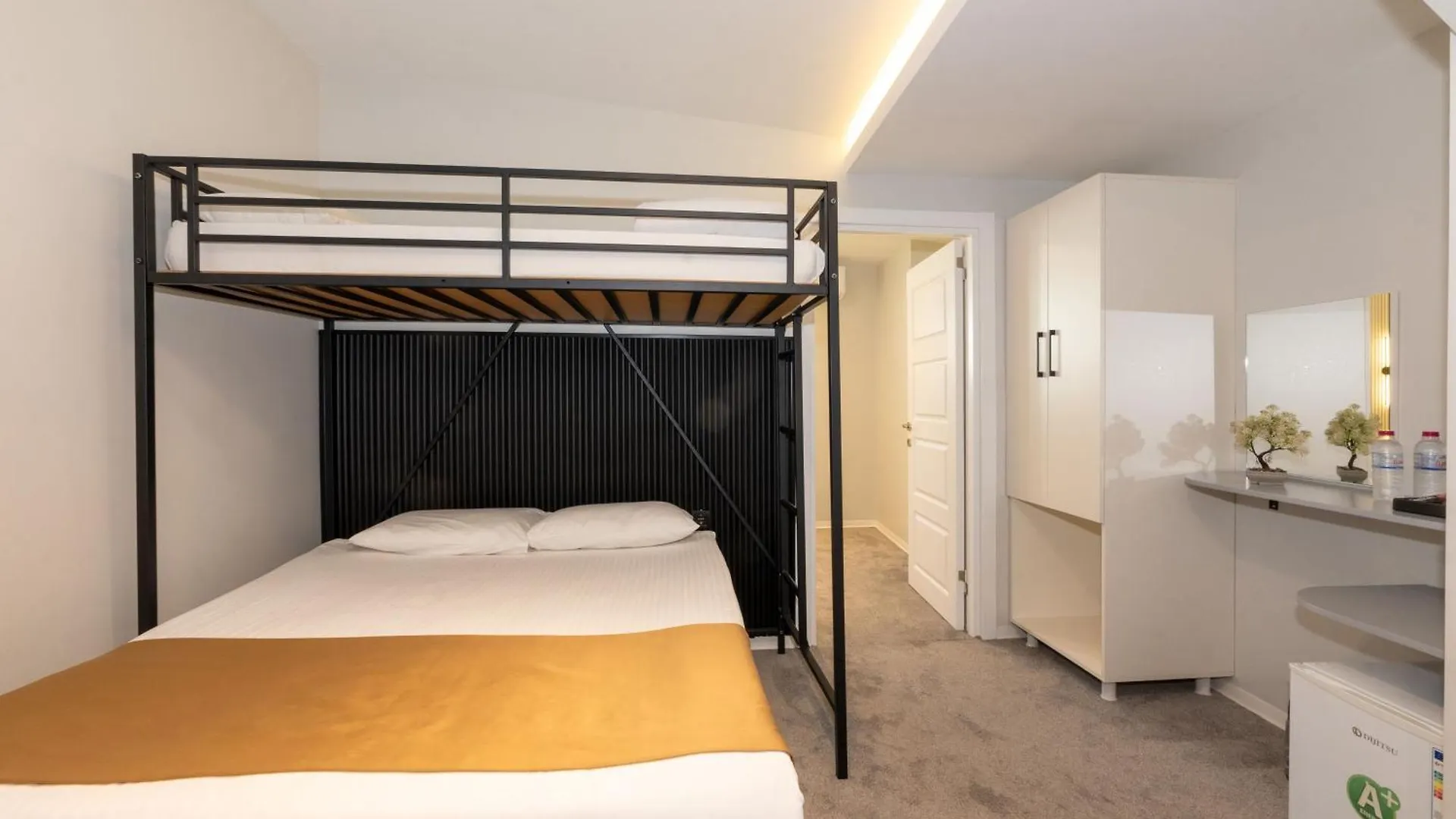 Istanbul Holiday Hotel 3*,