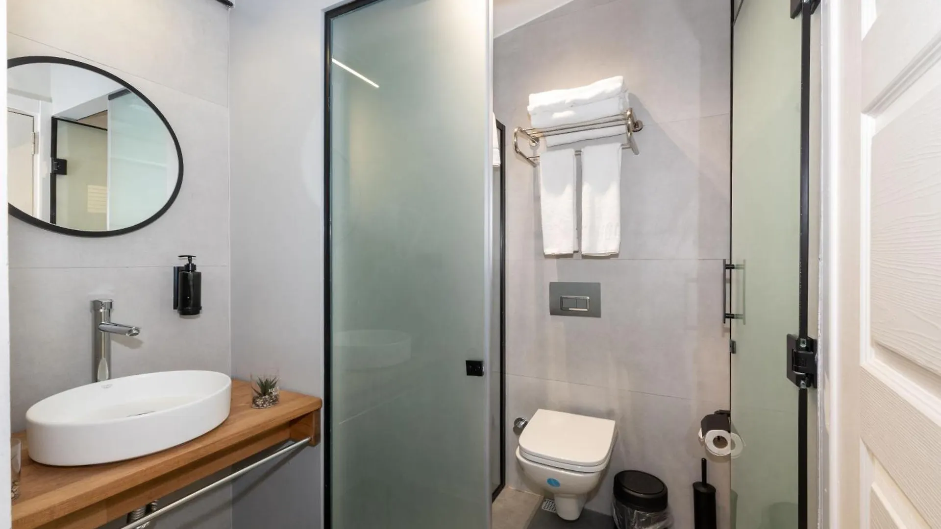 Istanbul Holiday Hotel 3*,