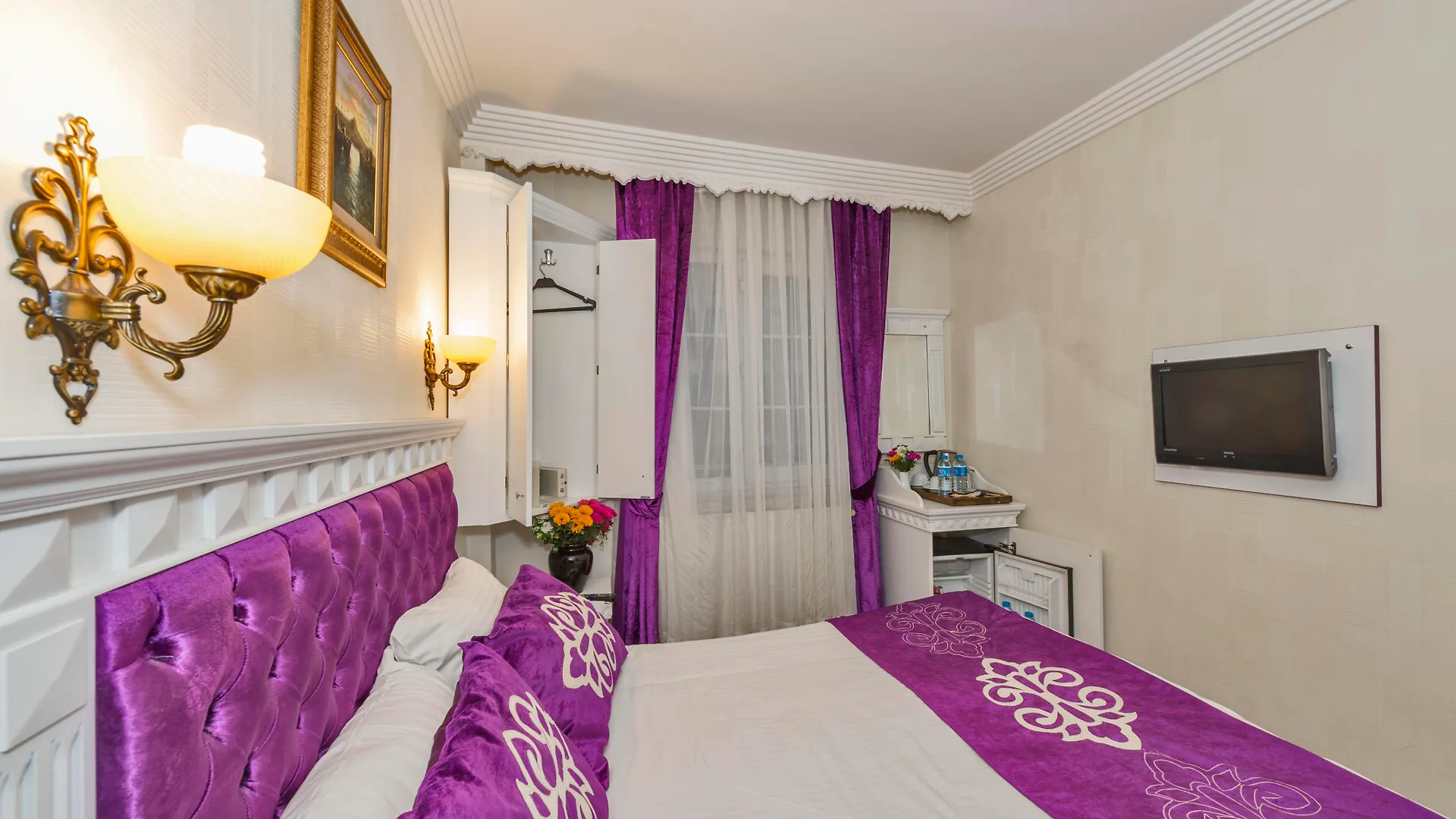Istanbul Holiday Hotel 3*,