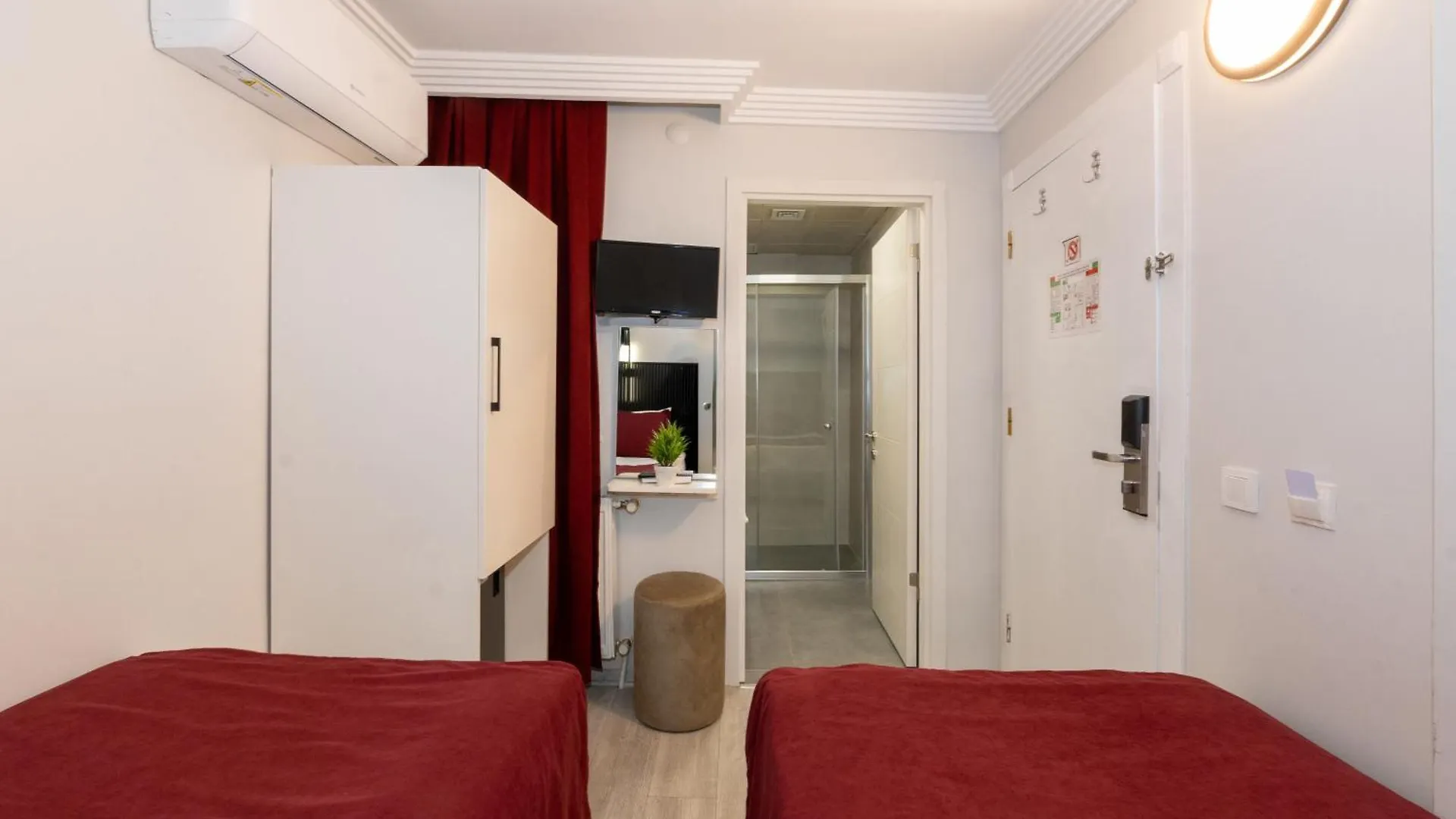 Istanbul Holiday Hotel 3*,