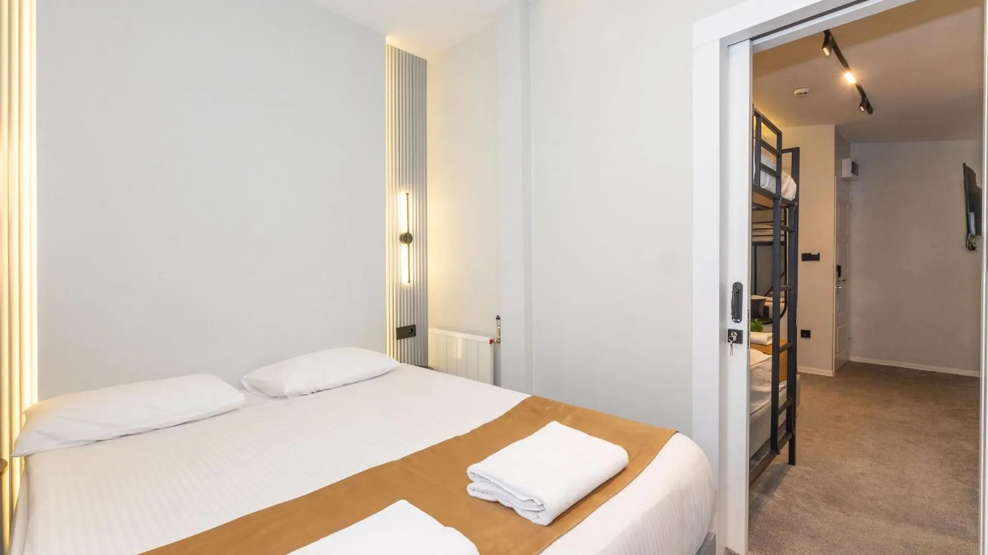 Istanbul Holiday Hotel 3*,