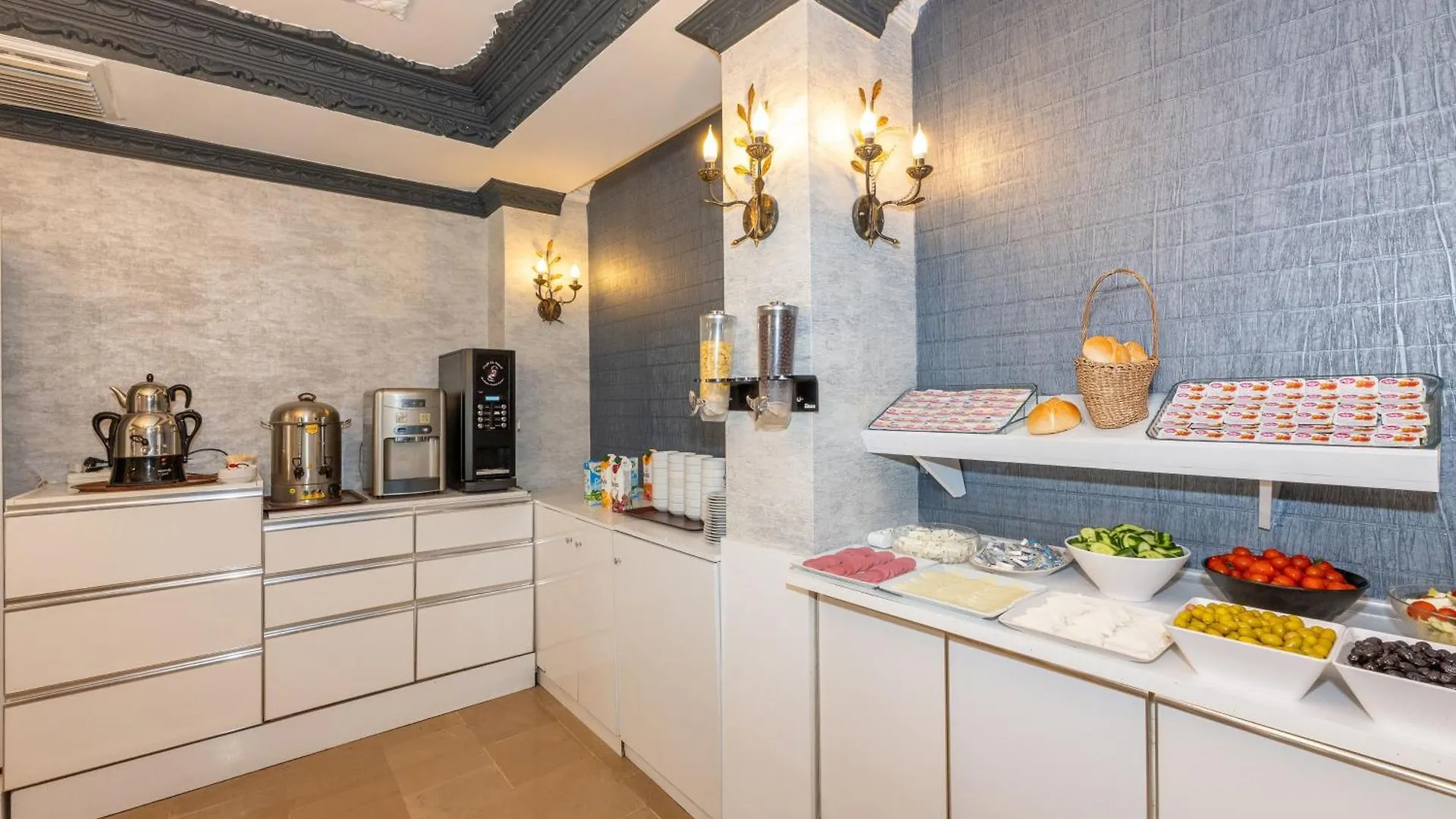 Istanbul Holiday Hotel 3*,